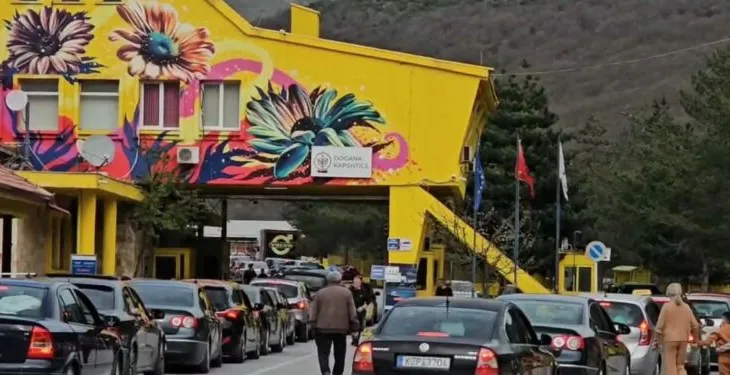 Bllokohet për 4 orë pika kufitare e Kapshticës, shkak greva e doganierëve grekë