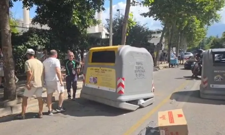 Bllokohet qarkullimi te bulevardi ‘Zhan d’Ark”, protestuesit tërheqin në rrugë koshat e mbeturinave