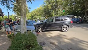 BMW-ja humb kontrollin dhe përplaset me dy automjete të parkuara, plagoset drejtuesi