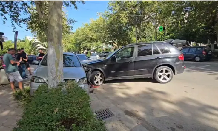 BMW-ja humb kontrollin dhe përplaset me dy automjete të parkuara, plagoset drejtuesi