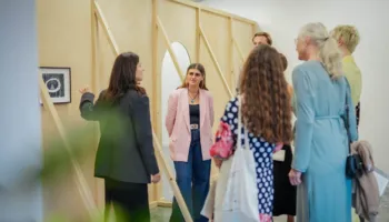 Bogujevci viziton ekspozitën “The Blue Hour” të artistes Anita Muçolli në Galerinë Kombëtare të Kosovës