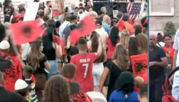 ‘Bojkotoni pushimet’, protestuesi nga bulevardi: Bashkohuni me ne në shesh!