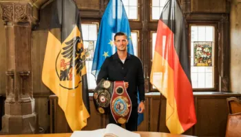 Boksieri Ardian Krasniqi nënshkruhet në Librin e Artë të Rottweil
