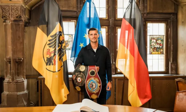 Boksieri Ardian Krasniqi nënshkruhet në Librin e Artë të Rottweil
