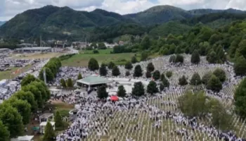 “Bota të mos harrojë”/ Masakra e Srebrenicës, mijëra vetë nisin Marshimin e Paqes