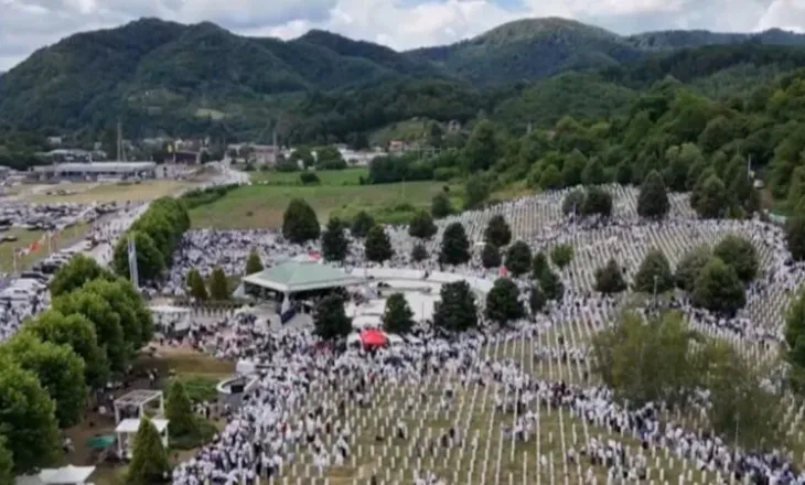 “Bota të mos harrojë”/ Masakra e Srebrenicës, mijëra vetë nisin Marshimin e Paqes