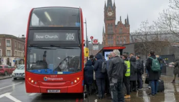 Britania ul çmimin e biletës së autobusit, qeveria prezanton masa për përballimin e kostos së jetesës