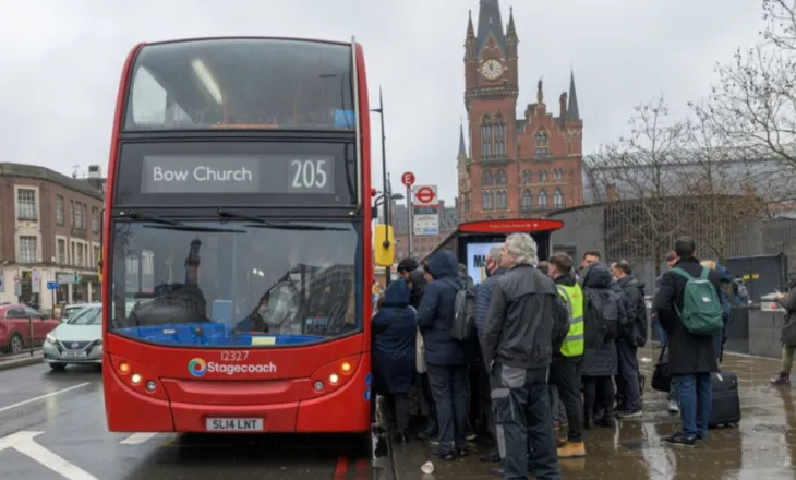 Britania ul çmimin e biletës së autobusit, qeveria prezanton masa për përballimin e kostos së jetesës
