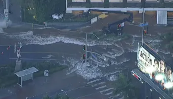Çahet tubacioni 110-vjeçar i ujit në Los Angeles, përmbytet Hollywoodi Perëndimor dhe mbyllen bizneset (VIDEO)