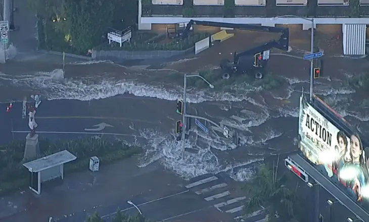 Çahet tubacioni 110-vjeçar i ujit në Los Angeles, përmbytet Hollywoodi Perëndimor dhe mbyllen bizneset (VIDEO)