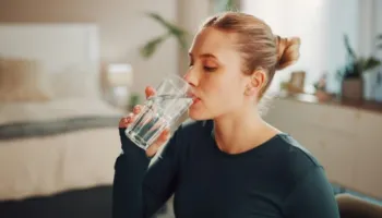 Çfarë i ndodh tensionit të gjakut kur filloni të pini më shumë ujë?