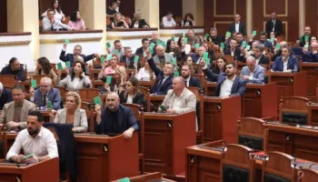Çfarë ndodhi në votim? Huaja 302 mln$ me SHBA, “mungojnë” kartonët jeshilë të 3 figurave të njohura të PS-së (FOTO)
