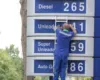 Çmimi i naftës në Shqipëri kalon 2 euro, më i shtrenjti në rajon