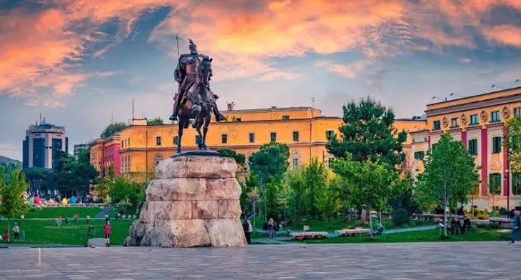 `Daily Mail`: Tirana në sytë e turistëve: Një nga qytetet më ekonomike