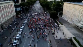 Dalin mesazhet, organizatorët pranojnë rënien e protestës: Ta ndërpresim… (FOTO)