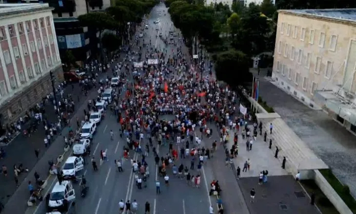 Dalin mesazhet, organizatorët pranojnë rënien e protestës: Ta ndërpresim… (FOTO)