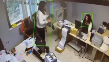 Dalin pamje të reja brenda Postës në Durrës, ish-shefja e Financës shihet me një thes në dorë (VIDEO)