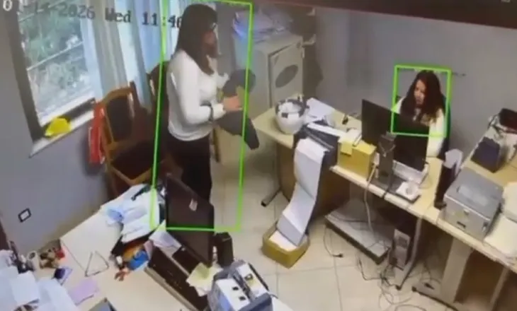 Dalin pamje të reja brenda Postës në Durrës, ish-shefja e Financës shihet me një thes në dorë (VIDEO)