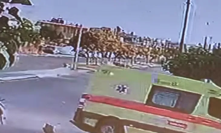 Dalin pamjet e aksidentit të ambulancës në Greqi, momenti kur përmbyset pas përplasjes