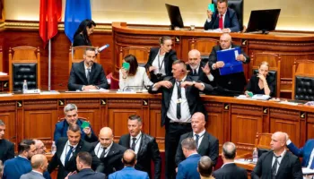 Debate dhe përplasje të forta në seancën plenare, PS rrëzon kërkesën e PD për zgjatjen e afatit të Komisionit…
