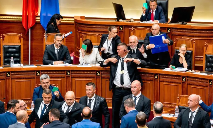 Debate dhe përplasje të forta në seancën plenare, PS rrëzon kërkesën e PD për zgjatjen e afatit të Komisionit…