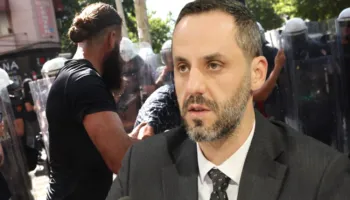 Debate në Kuvend për protestën/ Gazi lotsjellës, Lamallari: I certifikuar, protesta me mercenarë të paguar