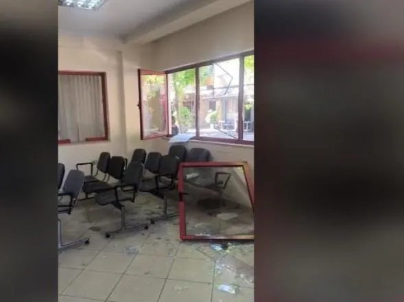 Dëmtuan Komisariatin Nr. 3 dhe ushtruan dhunë ndaj policisë, arrestohet një protestues, shpallen në kërkim 4 të tjerë