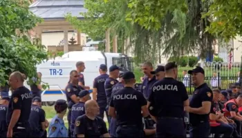 Deputetët mbërrijnë në Kuvend para kohe, protestuesit qëllojnë makinën e Peleshit. Forca të shumta policie në terren
