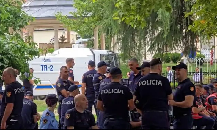 Deputetët mbërrijnë në Kuvend para kohe, protestuesit qëllojnë makinën e Peleshit. Forca të shumta policie në terren