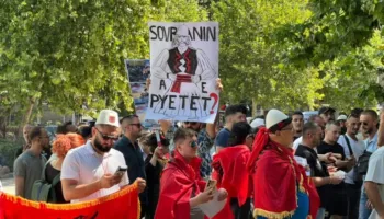 “Deputetët nuk na përfaqësojnë”/ 51 ditë revoltë për dorëheqjen e Ramës, qytetarët protestë sot para Kuvendit
