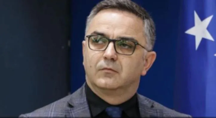Deputeti i AAK thirrje Vetëvendosjes: Mos u përfshini në protestat në Tiranë! Dëm historik për Shqipërinë dhe Kosovën