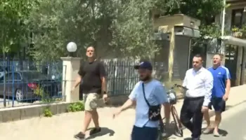 Deputeti i PD shkon në komisariat, interesohet për protestuesit e arrestuar