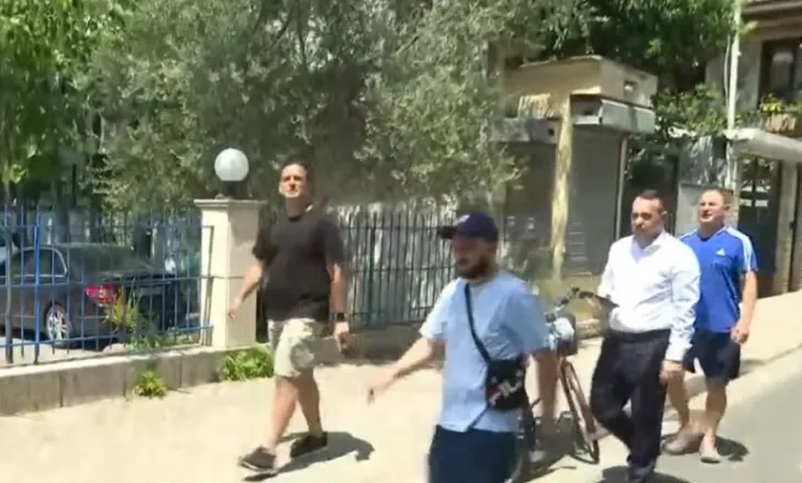 Deputeti i PD shkon në komisariat, interesohet për protestuesit e arrestuar