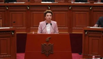 Deputetja e PL, Xhixho: Shqiptarët paguajnë si europianë, jetojnë me paga ballkanike! Nafta më e shtrenjtë e rajonit…