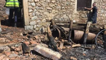 Detaje nga tragjedia në Postribë/ Gjenden një shishe benzinë dhe bombol gazi, dyshohet se pati shpërthime