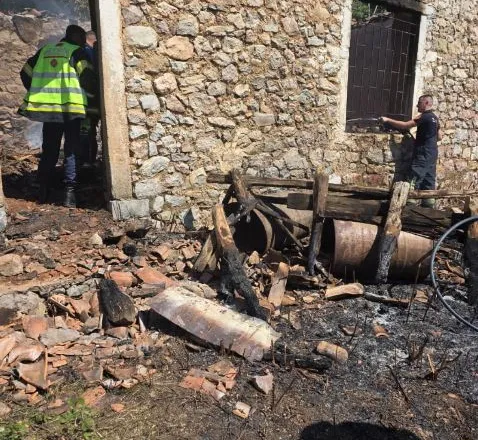 Detaje nga tragjedia në Postribë/ Gjenden një shishe benzinë dhe bombol gazi, dyshohet se pati shpërthime