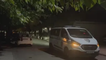 Detaje tronditëse nga atentati në Elbasan/ Autori i maskuar u ndoq nga fëmijët para sulmit, shënjestra e vërtetë i shpëtoi plumbave