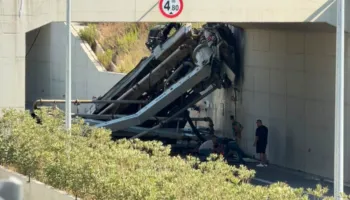 DETAJET/ Si betonierja çau gardhin metalik të mbikalimit te TEG-u dhe përfundoi në autostradë! Humb jetën shoferi, një i plagosur