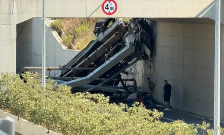 DETAJET/ Si betonierja çau gardhin metalik të mbikalimit te TEG-u dhe përfundoi në autostradë! Një i vdekur dhe dy të plagosur