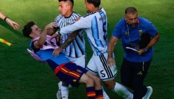 Dhuna në finalen e Botërorit dhe banderola “Malvinas”, FIFA ngre padi disiplinore ndaj Argjentinës dhe lojtarëve të saj