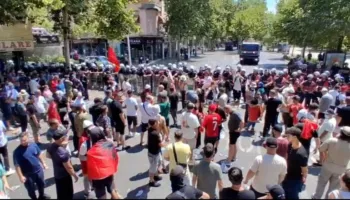 Dhuna në protestën te Kuvendi, nesër masa për 2 protestuesit! Njëri siguroi kapsollat, tjetri plagosi një polic