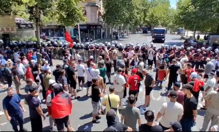 Dhuna në protestën te Kuvendi, nesër masa për 2 protestuesit! Njëri siguroi kapsollat, tjetri plagosi një polic