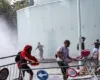 Dhuna në protestën te Kuvendi, sot masa për 2 protestuesit/ Njëra siguroi kapsollat, tjetri plagosi një polic me to