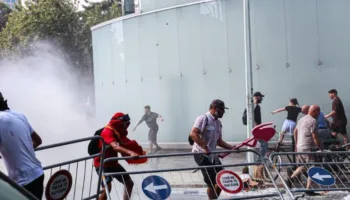 Dhuna në protestën te Kuvendi, sot masa për 2 protestuesit/ Njëra siguroi kapsollat, tjetri plagosi një polic me to