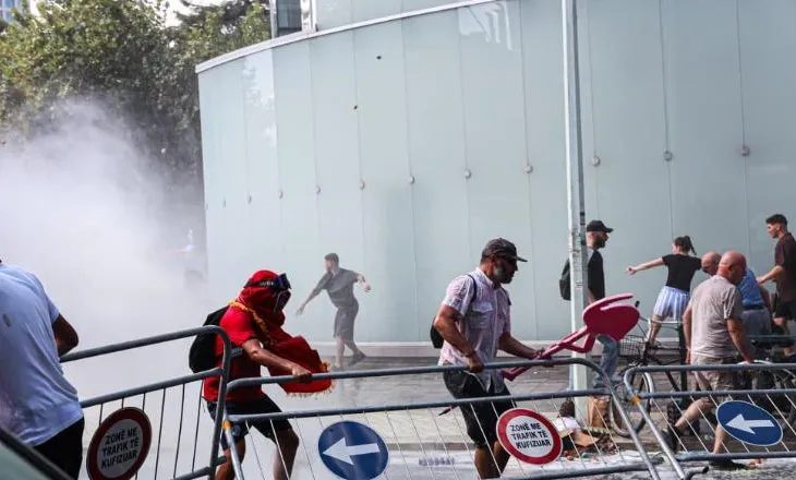 Dhuna në protestën te Kuvendi, sot masa për 2 protestuesit/ Njëra siguroi kapsollat, tjetri plagosi një polic me to