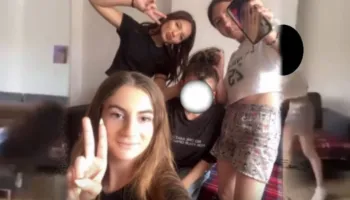 Dhunuan 17 vjeçaren/ Vajzat krenare pozojnë foto, i mbajnë kokën me duar