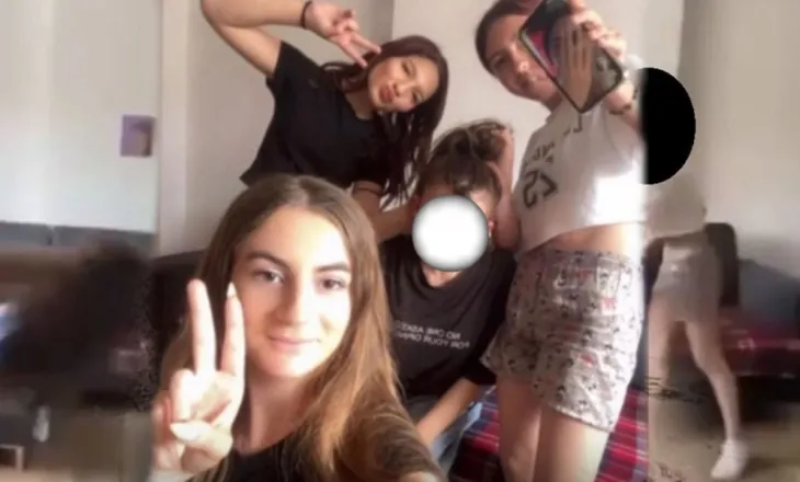 Dhunuan 17 vjeçaren/ Vajzat krenare pozojnë foto, i mbajnë kokën me duar