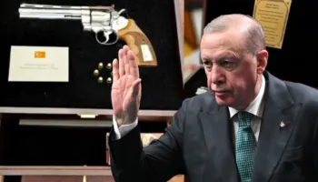 Dhurata e pazakontë e Erdogan për liderët e NATO-s, marrin revolverë me emrat e tyre