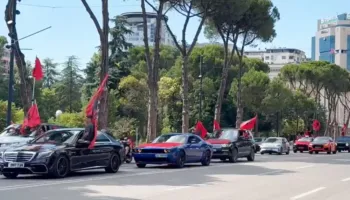 Diaspora mbërrin në Tiranë, autokolona e makinave me flamurin kuq e zi “pushtojnë” Kryeqytetin