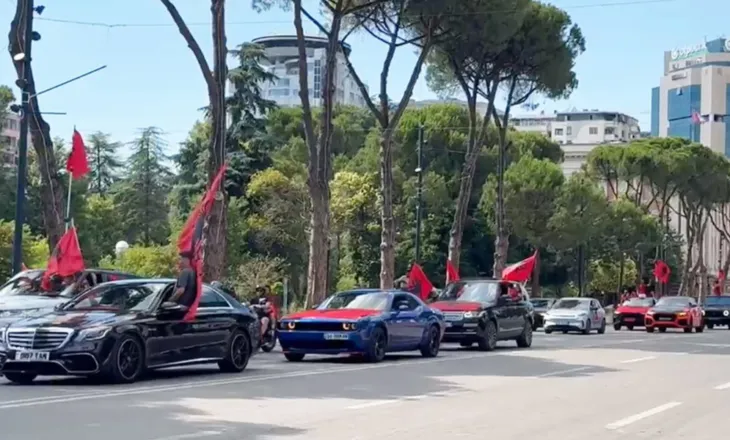 Diaspora mbërrin në Tiranë, autokolona e makinave me flamurin kuq e zi “pushtojnë” Kryeqytetin